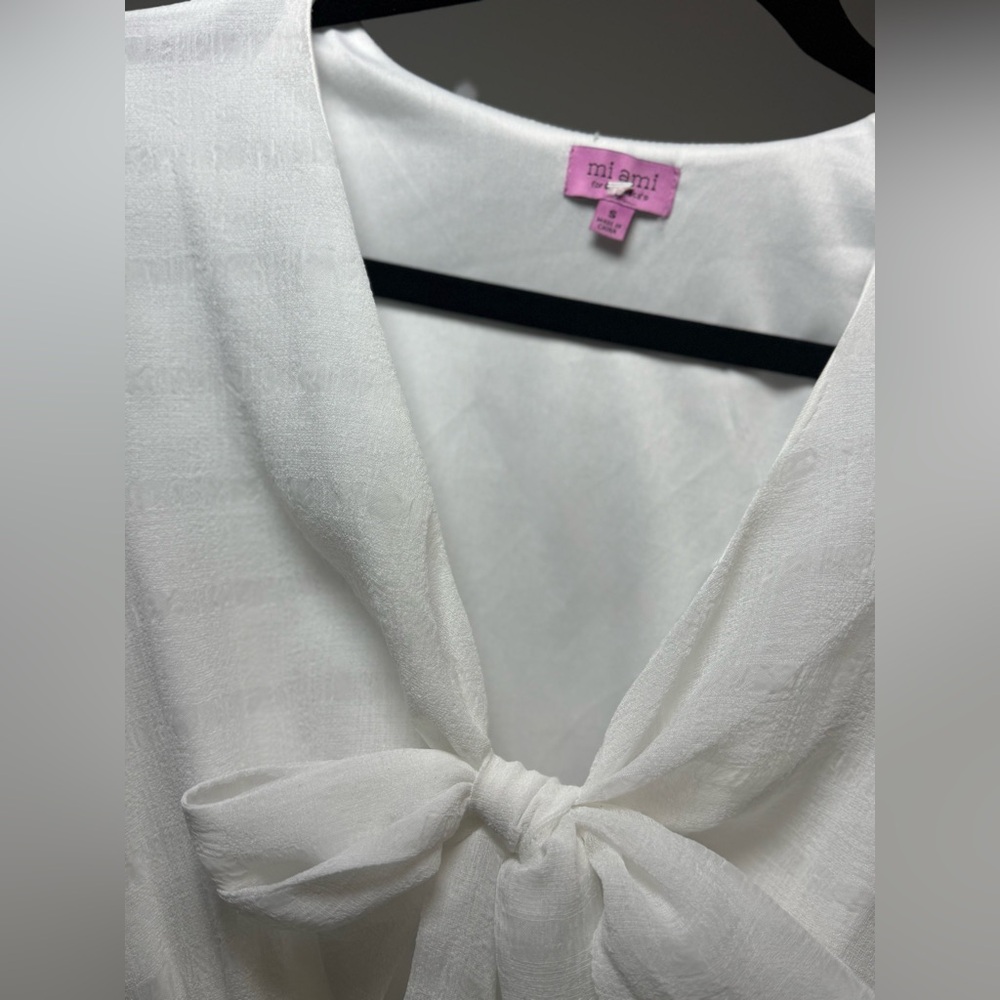 Mi Ami Woman’s. Sheer Stylish white romper size small with a tie-front detail. - Picture 5 of 6